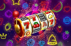 Myanmar Online Casino ကစားသမားများ Mobile App ဖြင့် ကစားနေသောမြင်ကွင်း