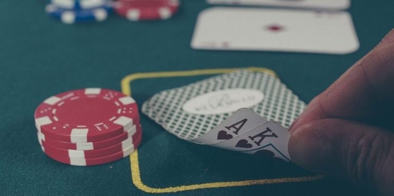Live Casino Baccarat စားပွဲနှင့် Dealer ကိုင်ဆောင်မှုမြင်ကွင်း
